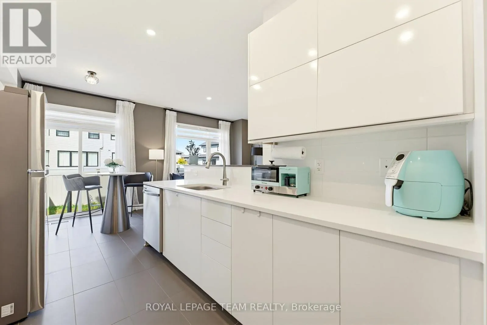 854 SOLARIUM AVENUE
