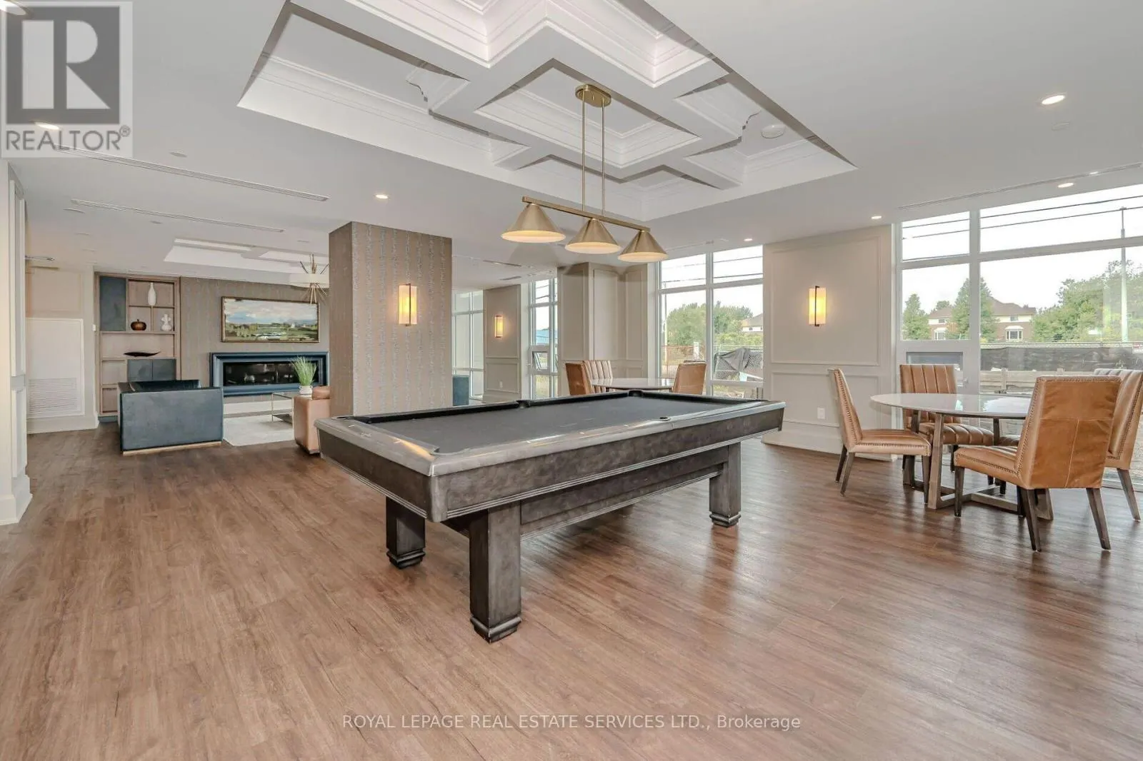225 - 450 DUNDAS STREET E