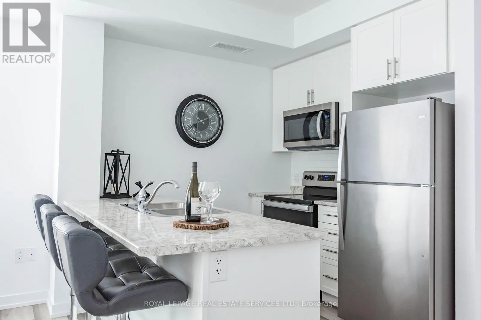 225 - 450 DUNDAS STREET E