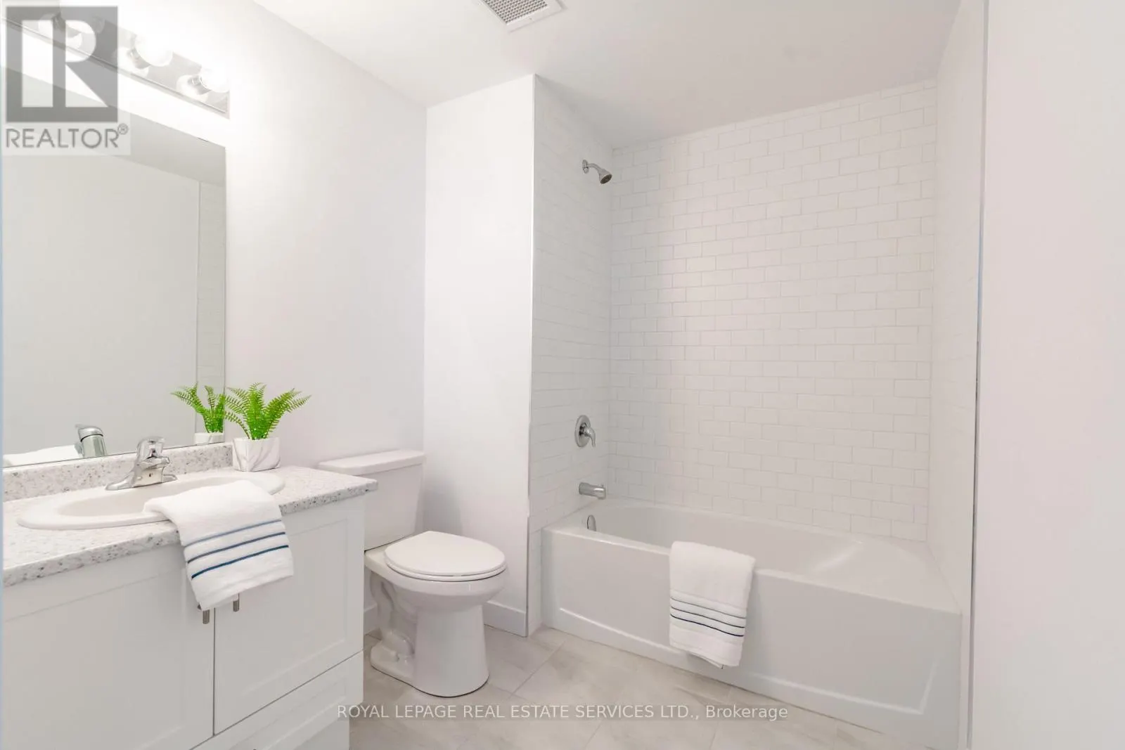 225 - 450 DUNDAS STREET E