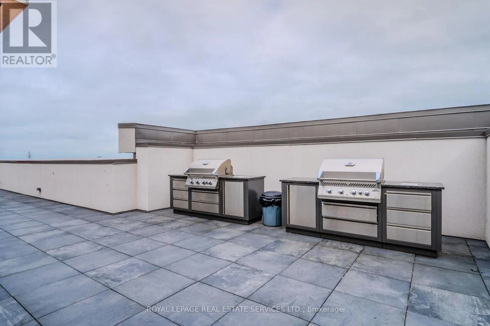225 - 450 DUNDAS STREET E