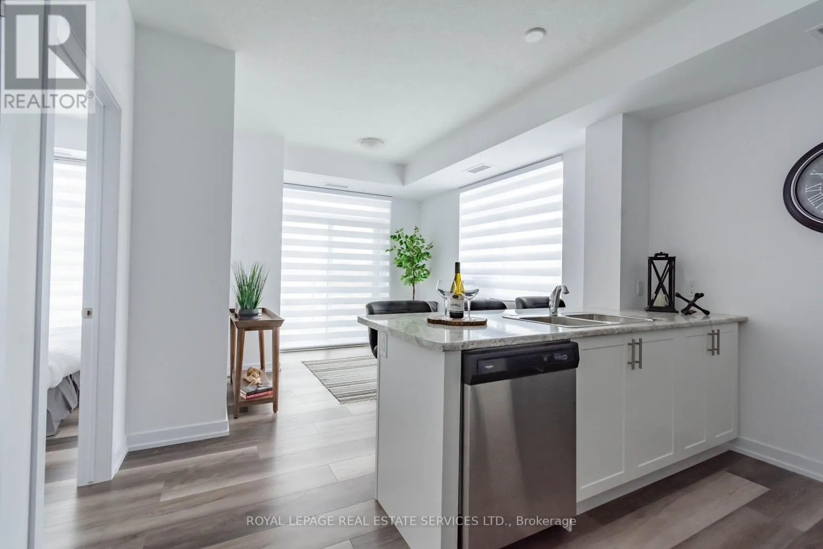 225 - 450 DUNDAS STREET E