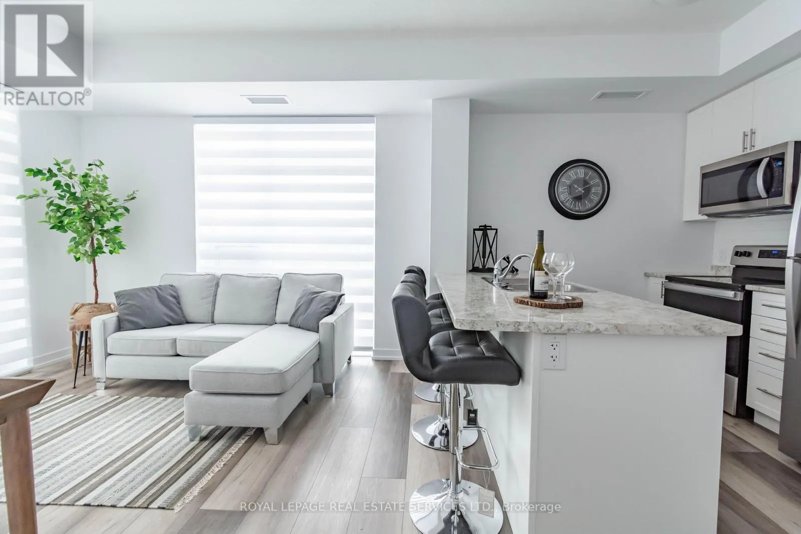 225 - 450 DUNDAS STREET E