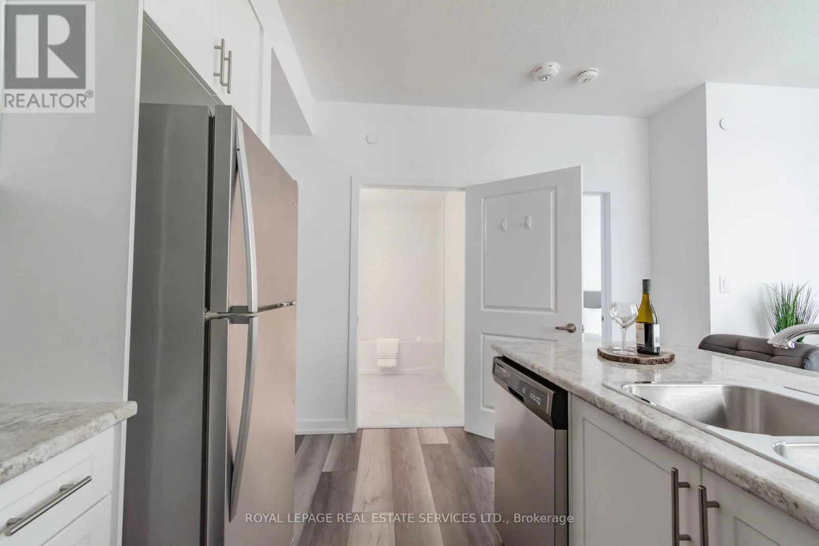 225 - 450 DUNDAS STREET E