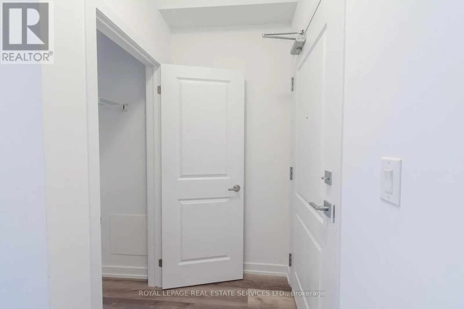 225 - 450 DUNDAS STREET E