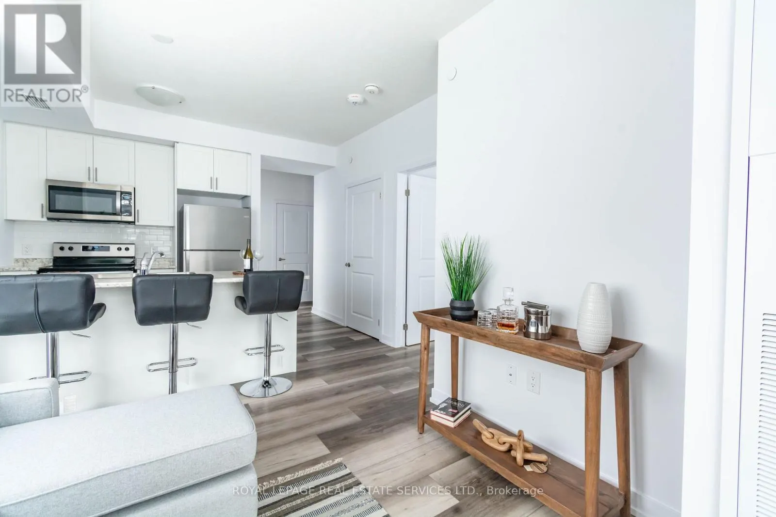 225 - 450 DUNDAS STREET E