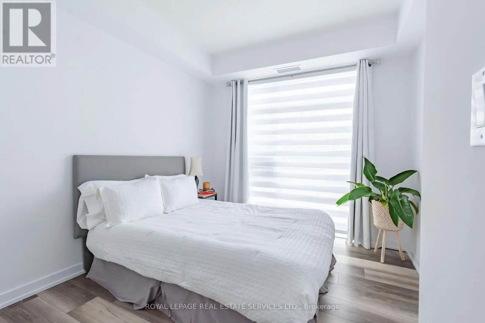 225 - 450 DUNDAS STREET E