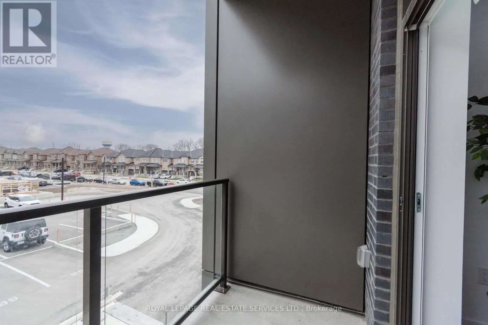 225 - 450 DUNDAS STREET E