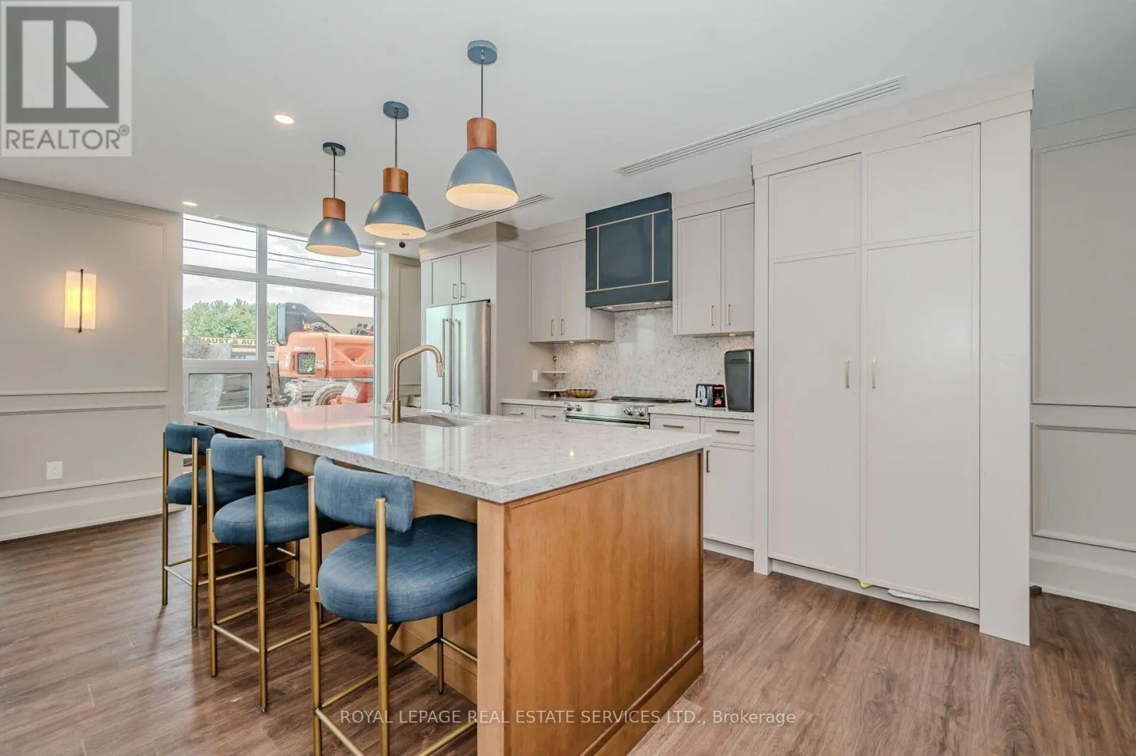 225 - 450 DUNDAS STREET E
