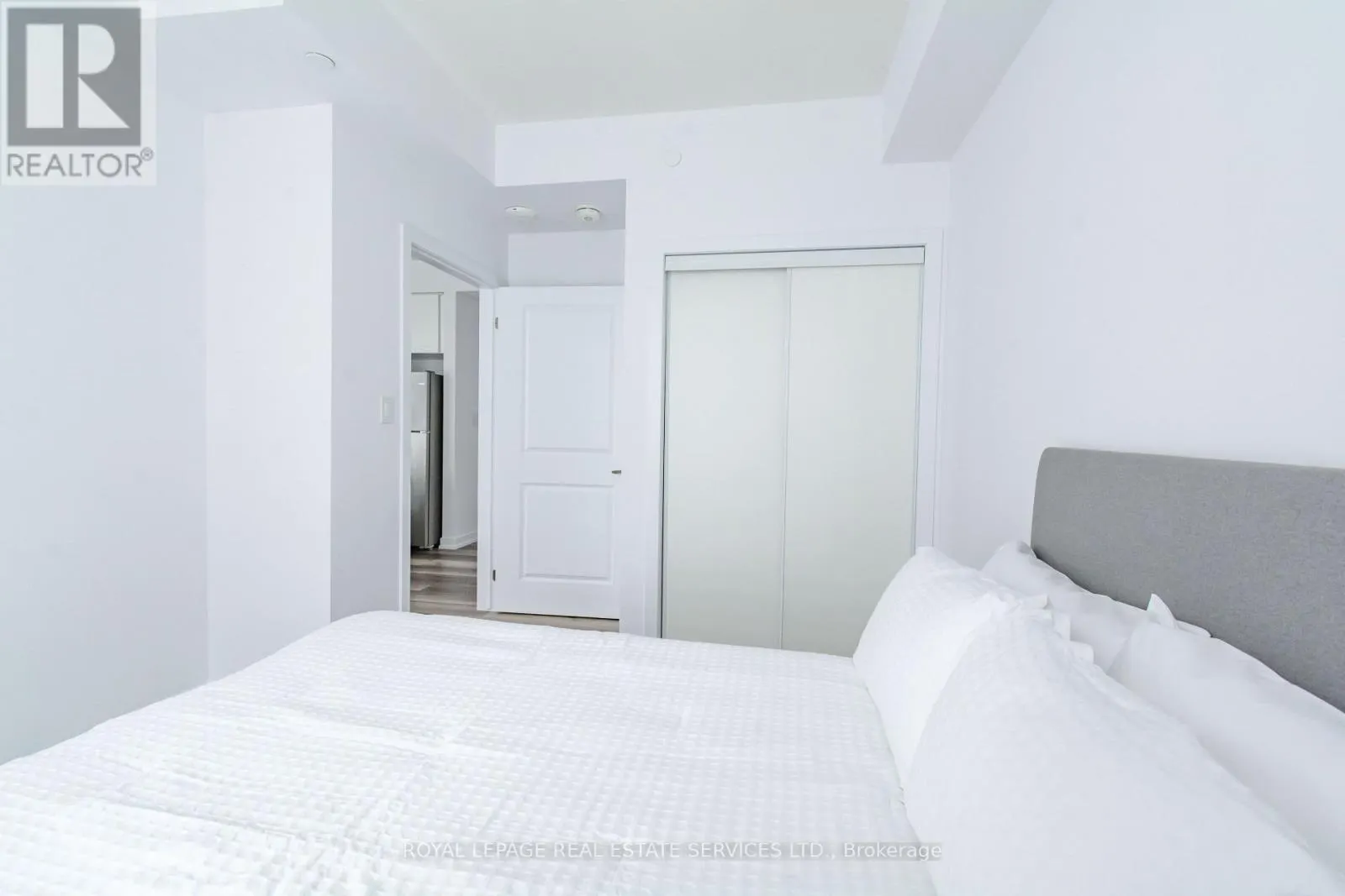 225 - 450 DUNDAS STREET E