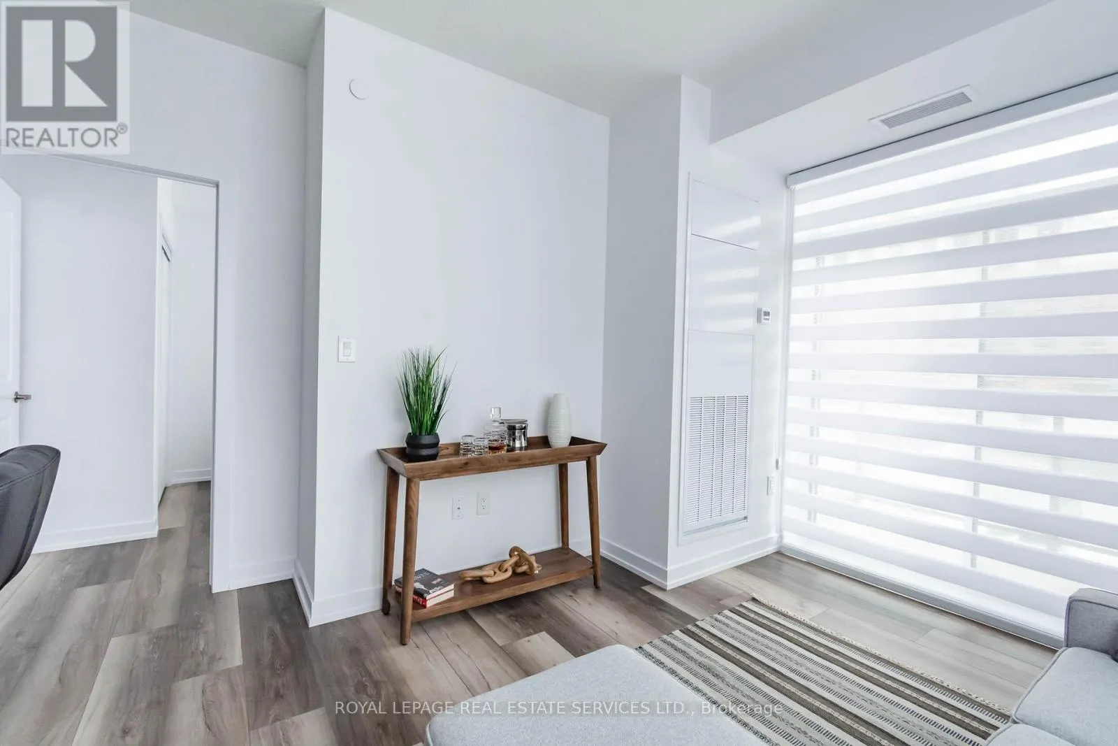 225 - 450 DUNDAS STREET E