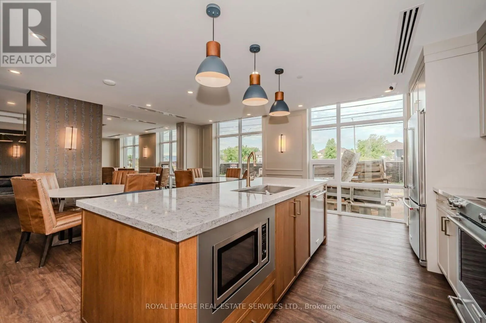 225 - 450 DUNDAS STREET E