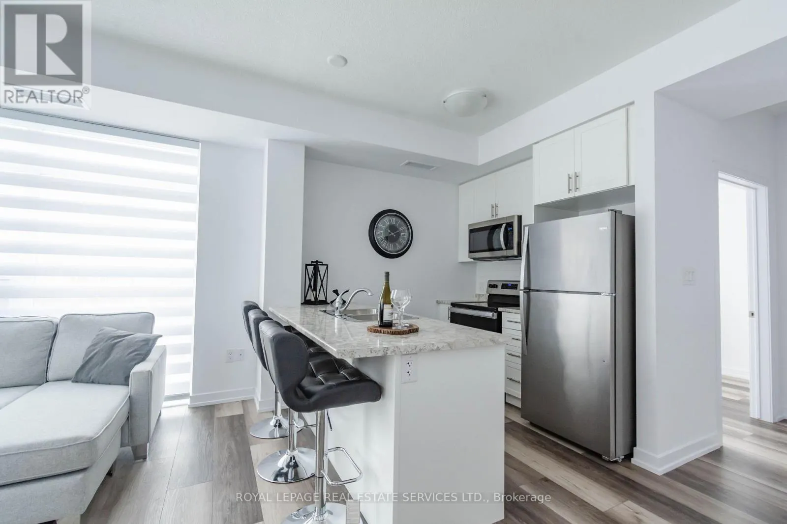 225 - 450 DUNDAS STREET E