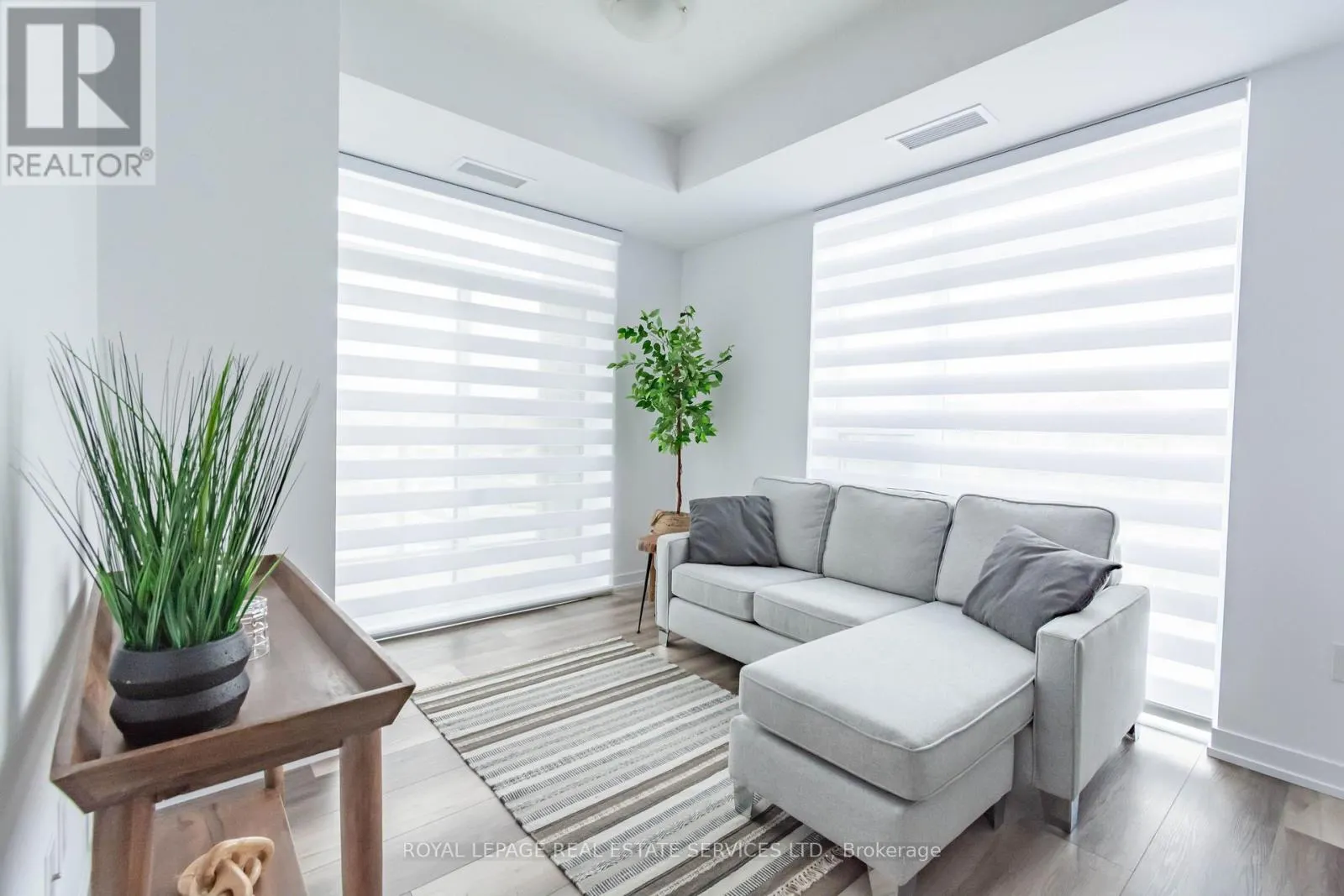 225 - 450 DUNDAS STREET E