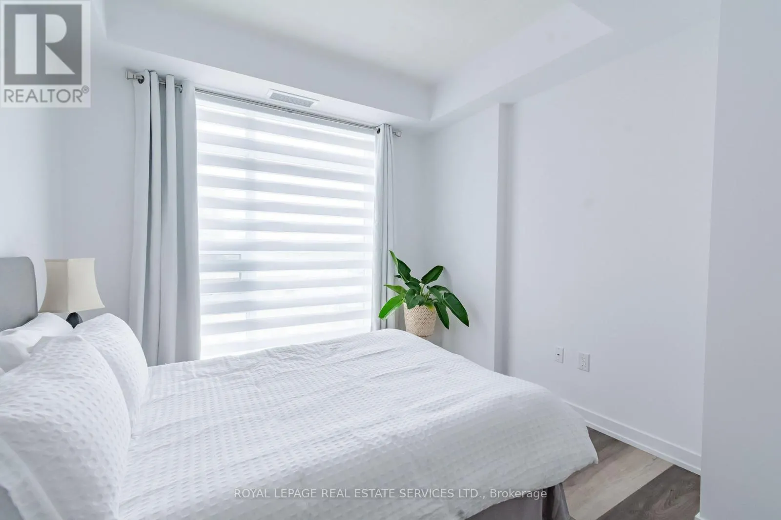 225 - 450 DUNDAS STREET E
