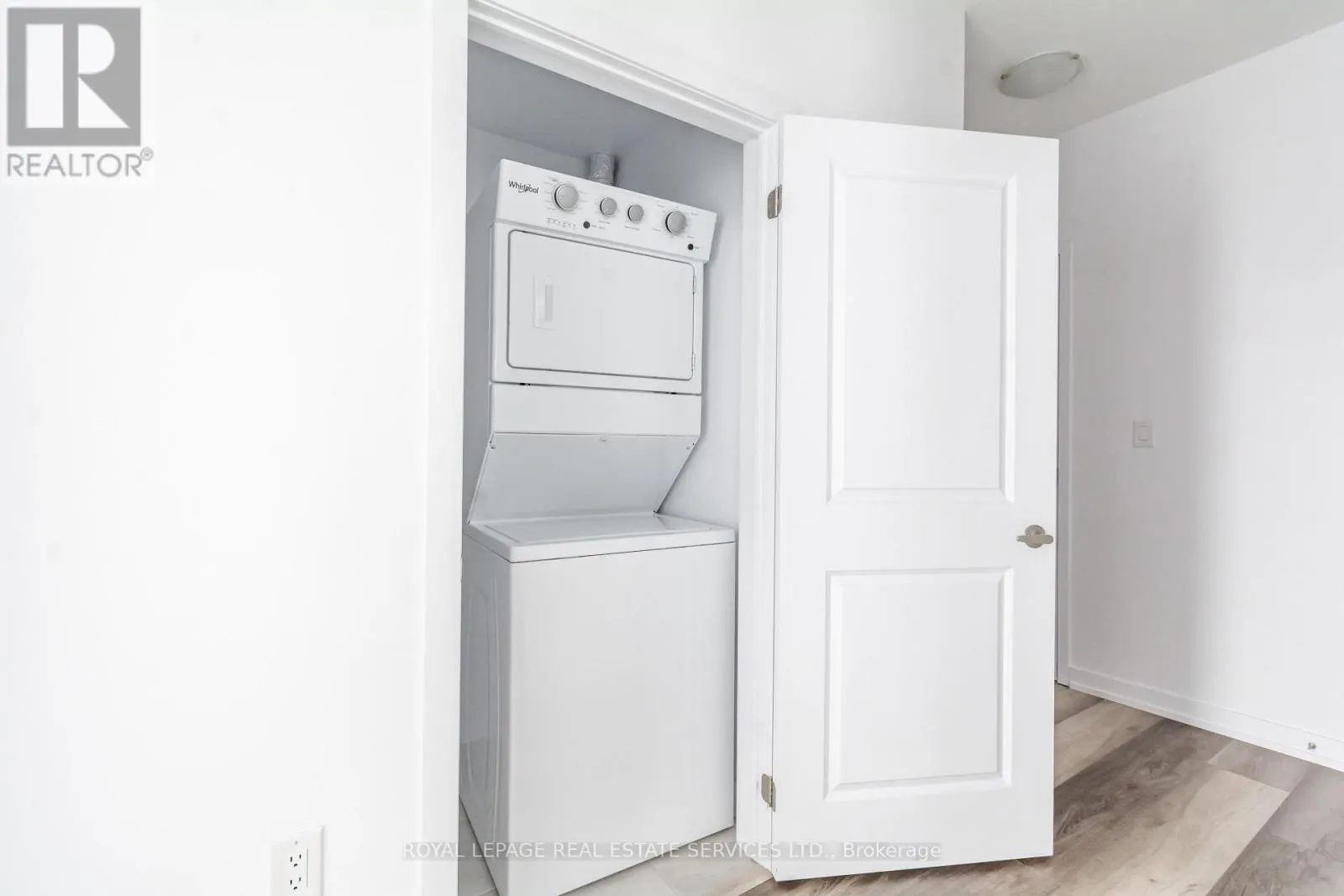 225 - 450 DUNDAS STREET E