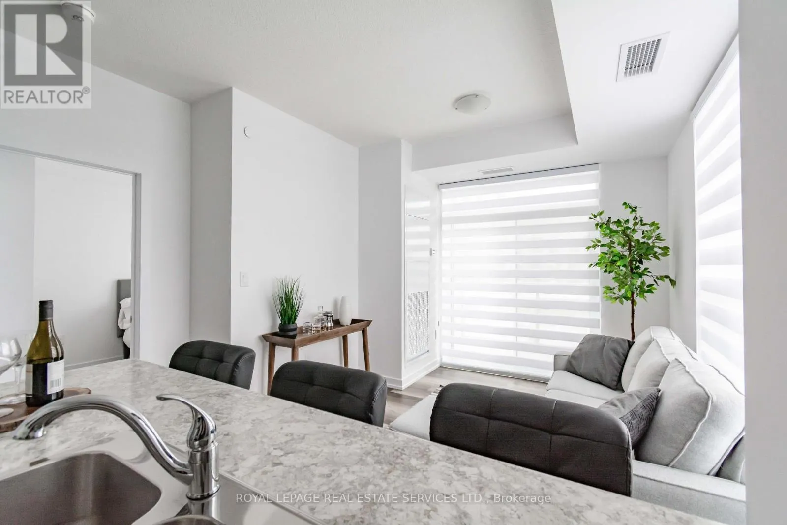 225 - 450 DUNDAS STREET E