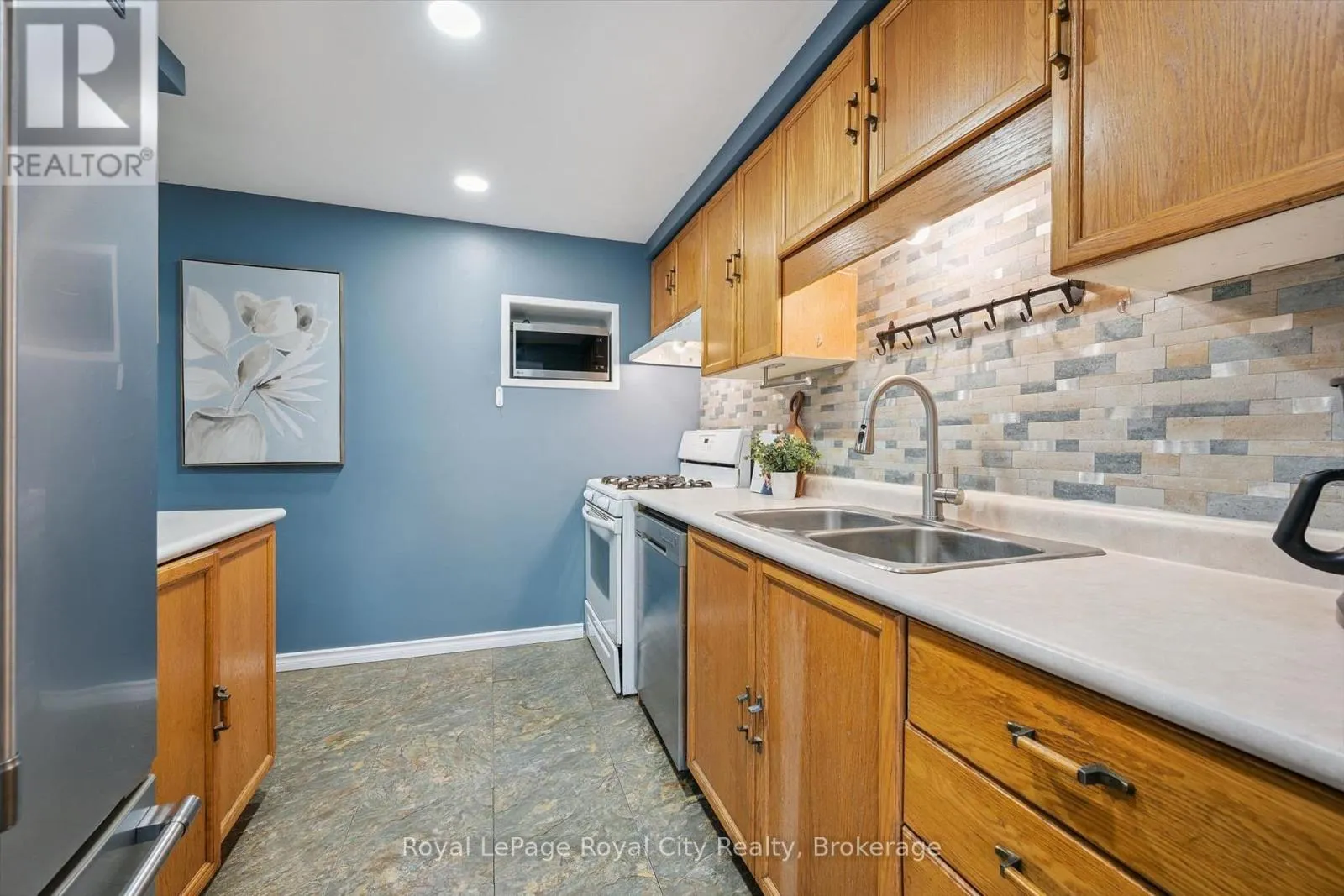 41 GRANDRIDGE CRESCENT