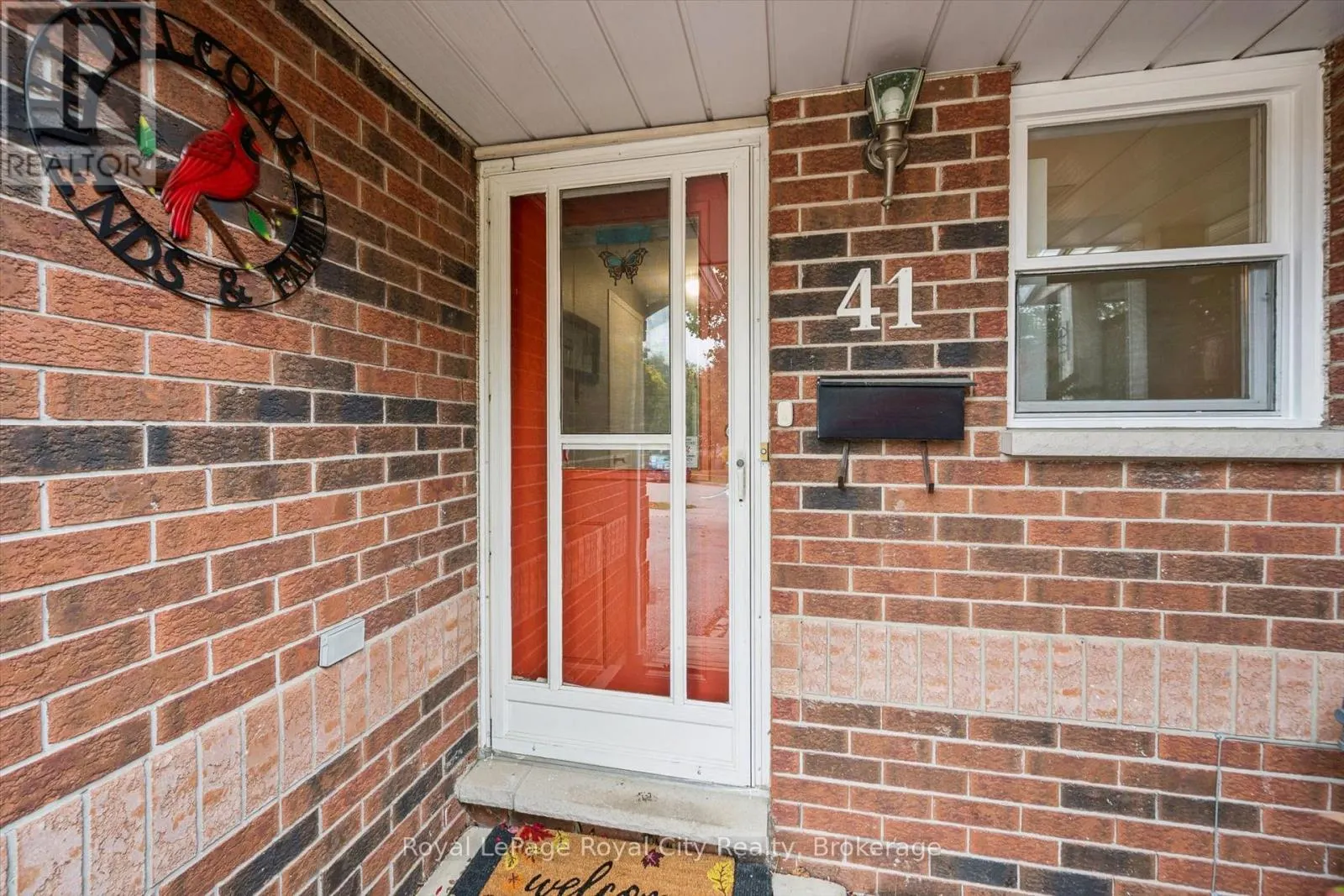 41 GRANDRIDGE CRESCENT