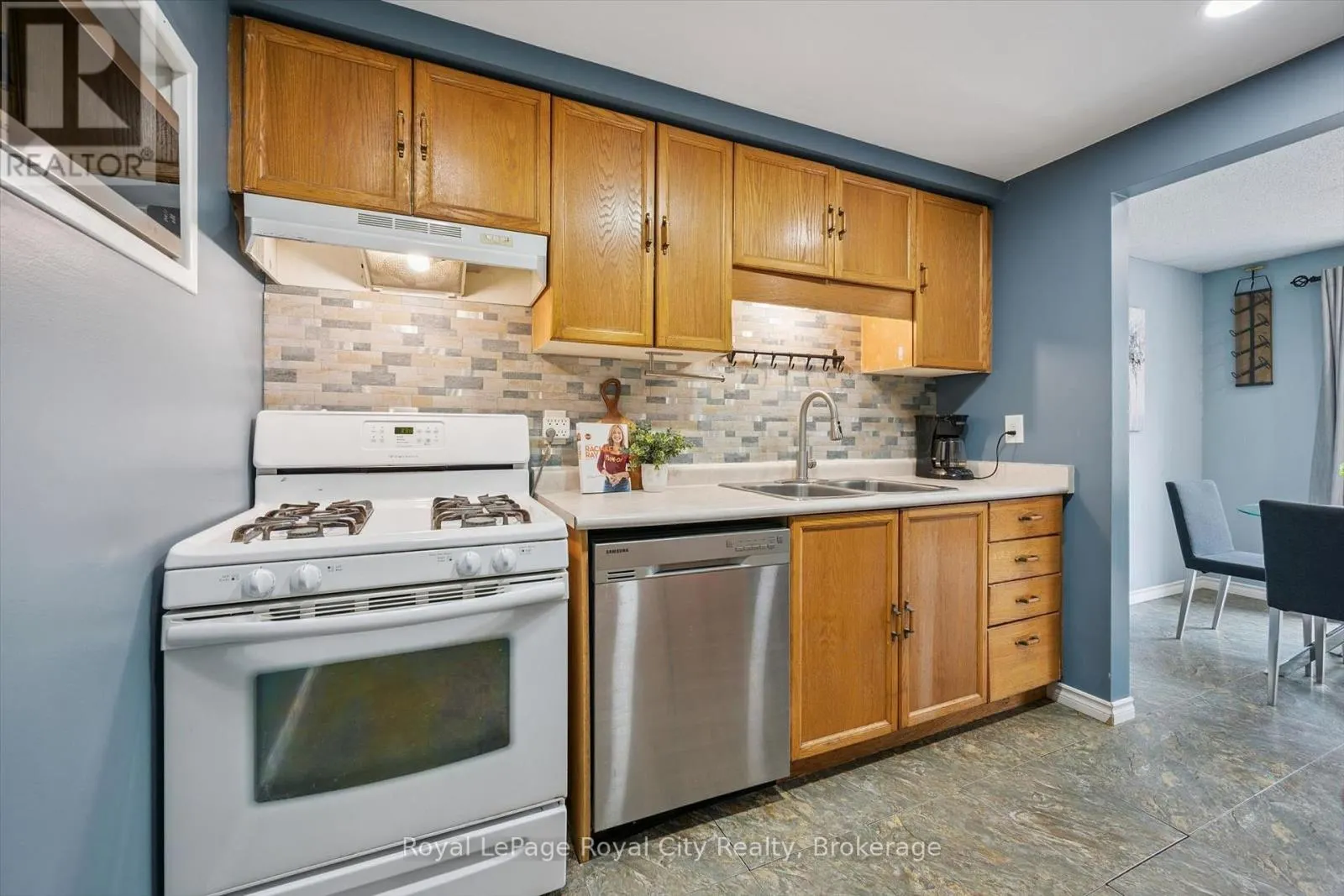 41 GRANDRIDGE CRESCENT