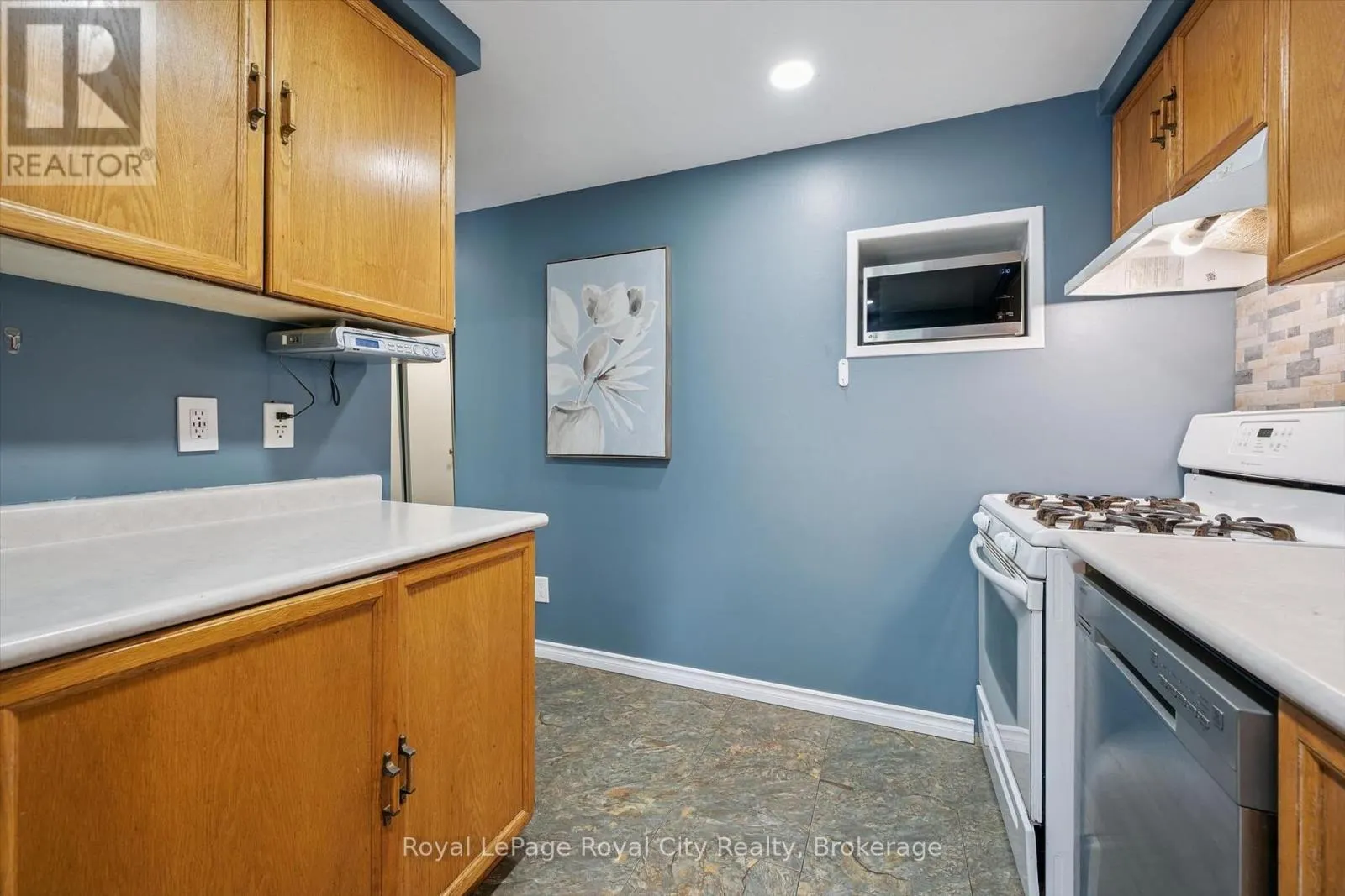 41 GRANDRIDGE CRESCENT