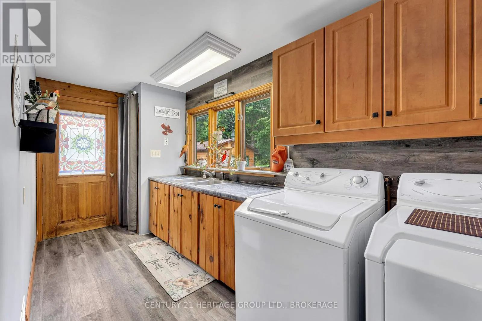 137 OLD RIVER ROAD W