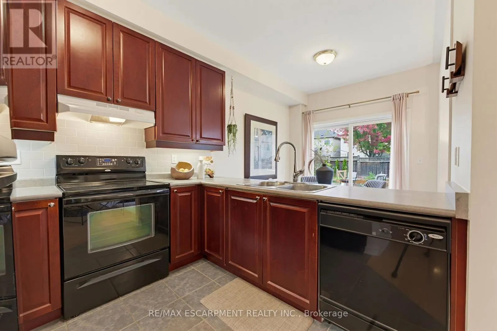 63 GOLDEN IRIS CRESCENT