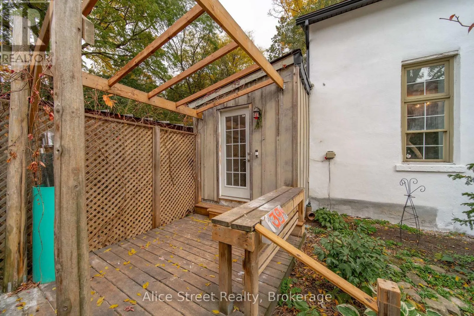 39 ARTHUR STREET N