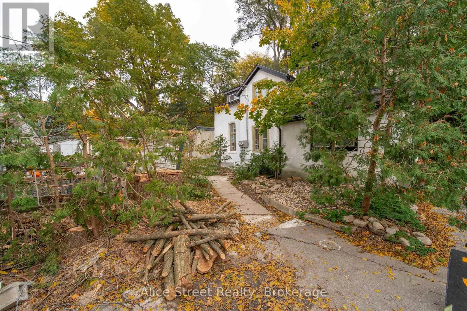 39 ARTHUR STREET N