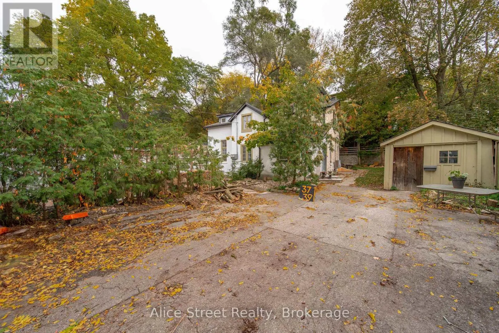 39 ARTHUR STREET N