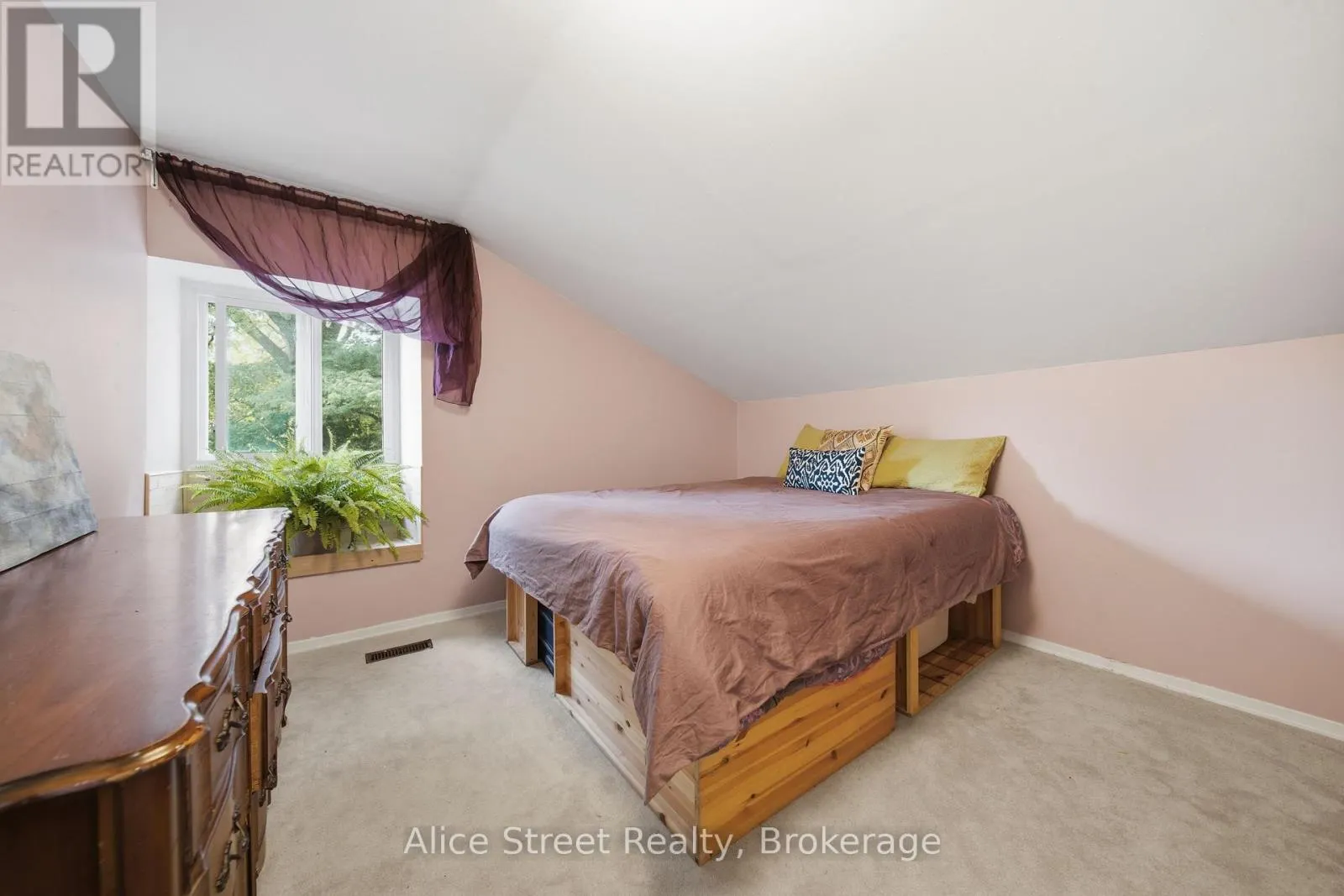 39 ARTHUR STREET N