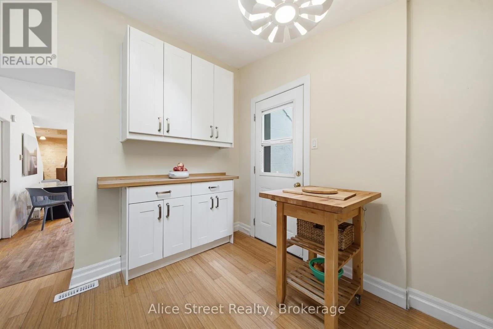39 ARTHUR STREET N
