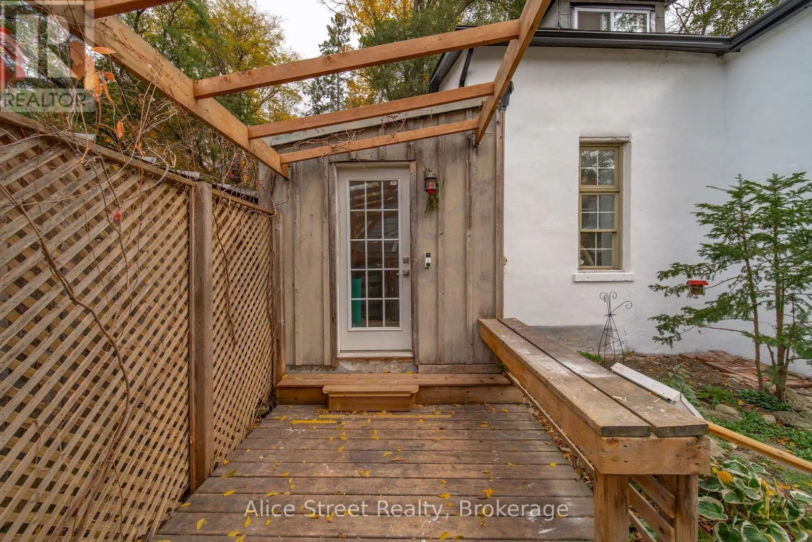39 ARTHUR STREET N