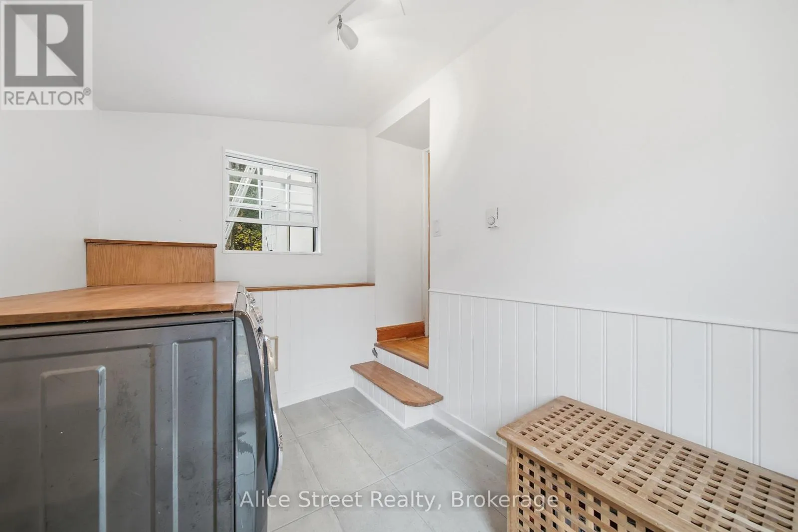 39 ARTHUR STREET N