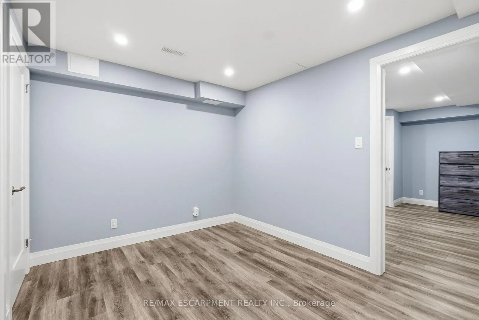 231 PARKSIDE DRIVE