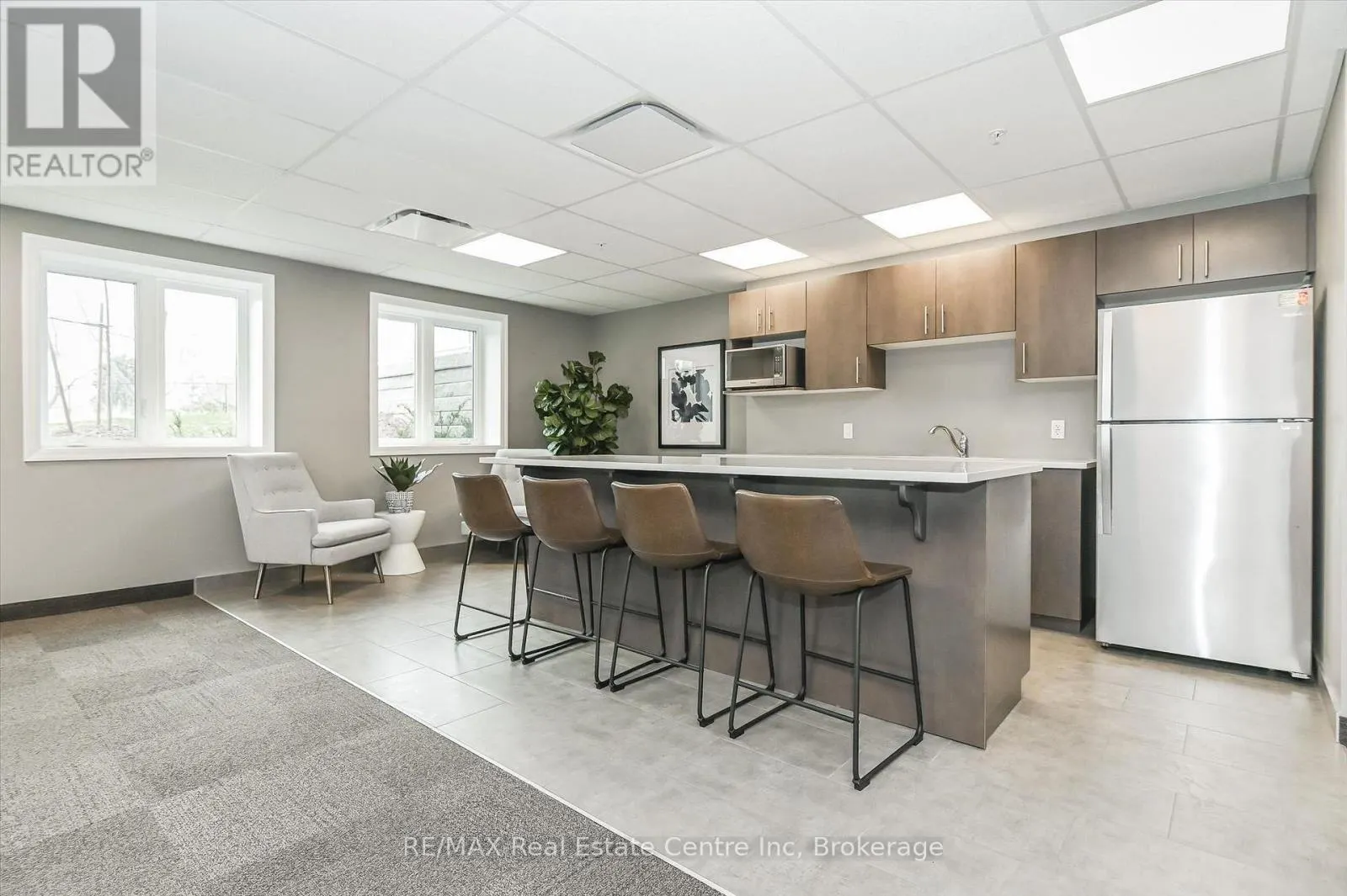 106 - 104 SUMMIT RIDGE DRIVE #106