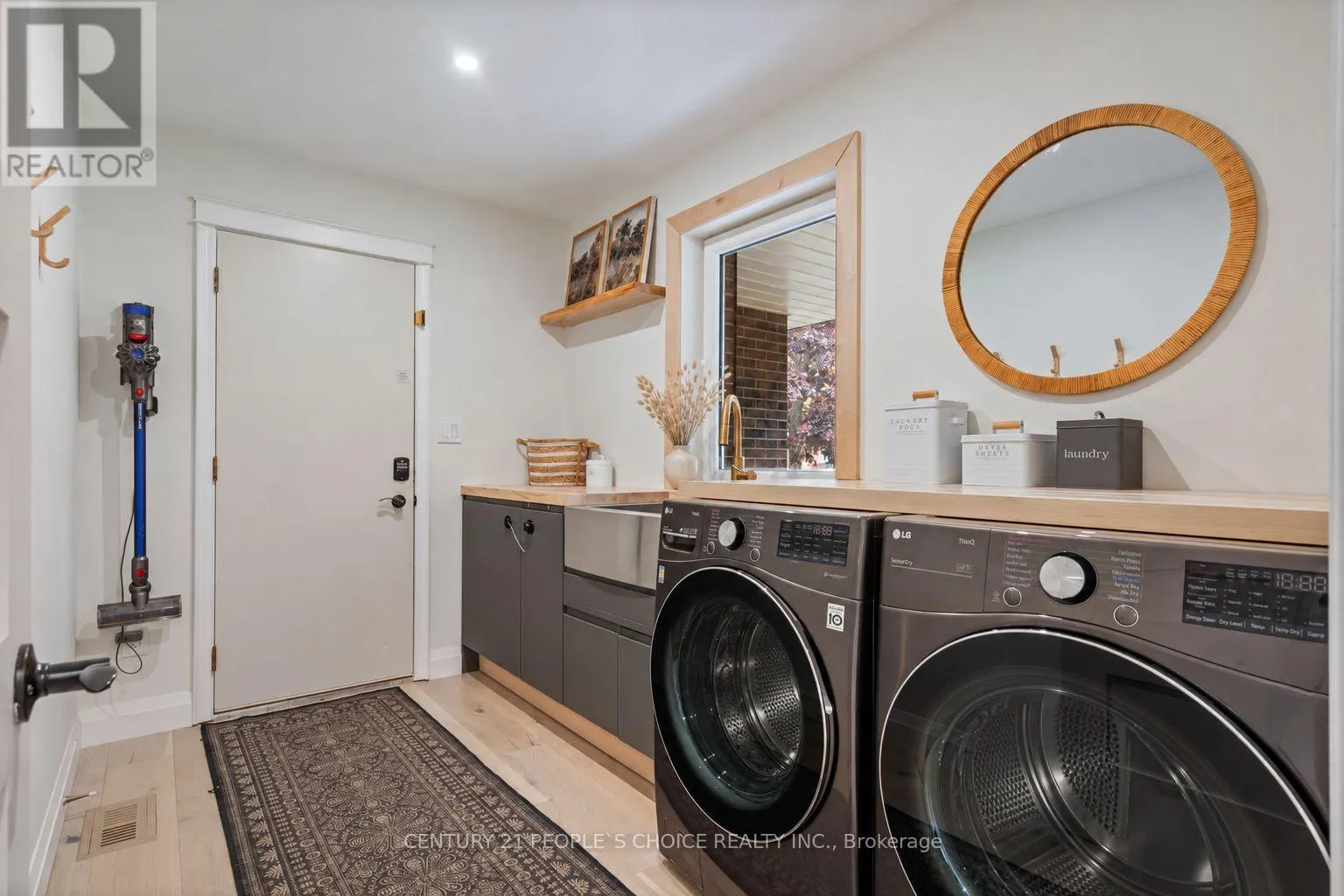 7 CARL CRESCENT