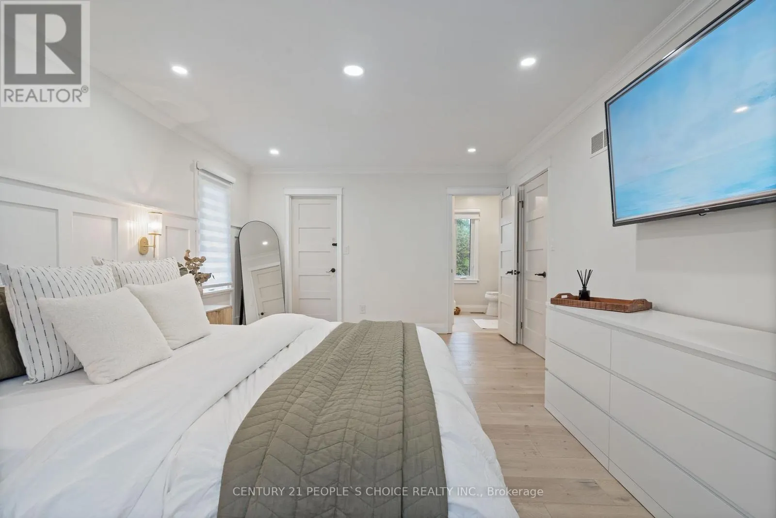7 CARL CRESCENT