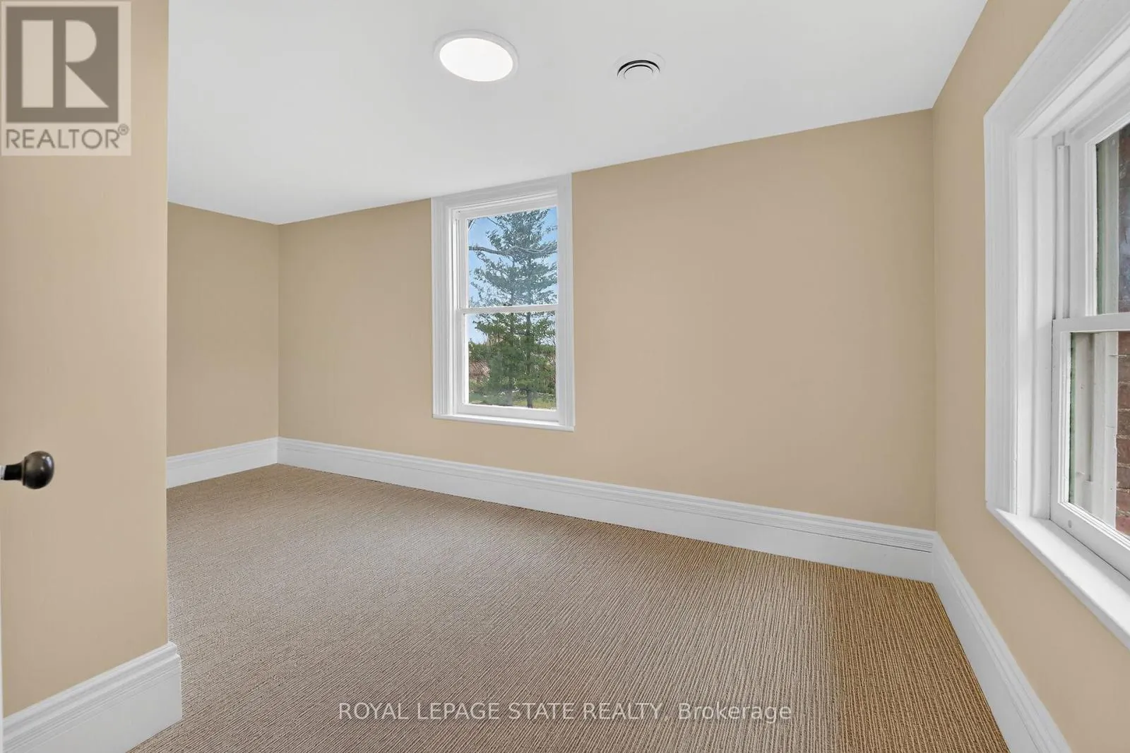 262 MAIN STREET W