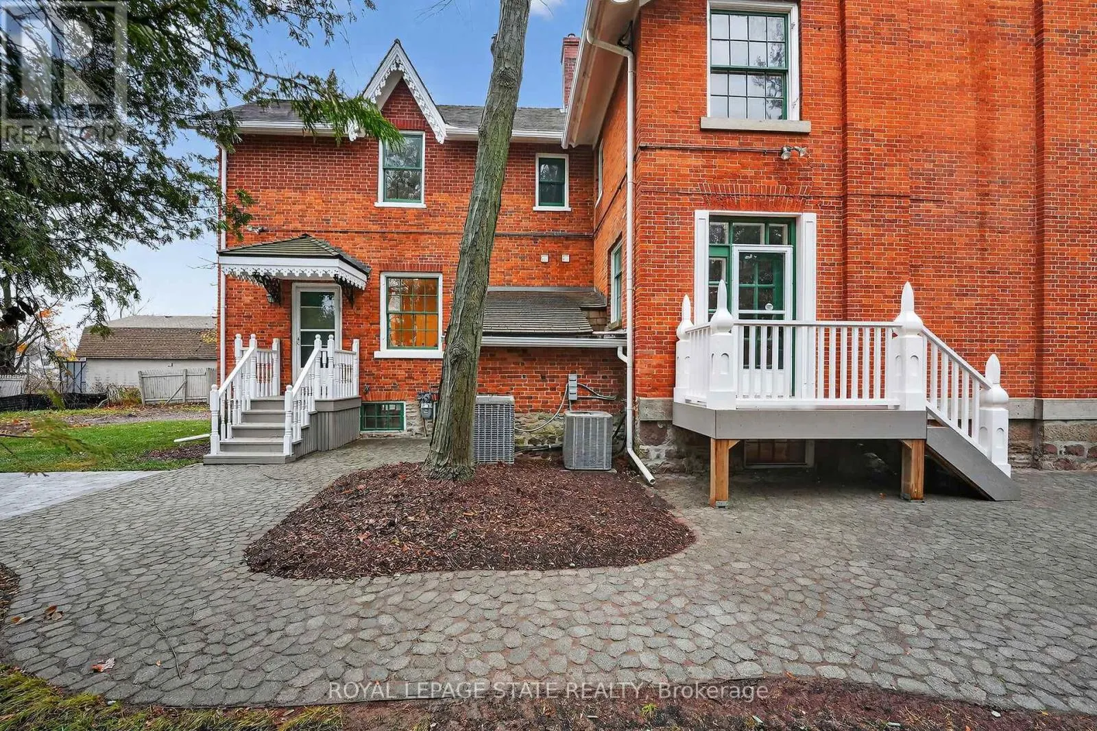 262 MAIN STREET W