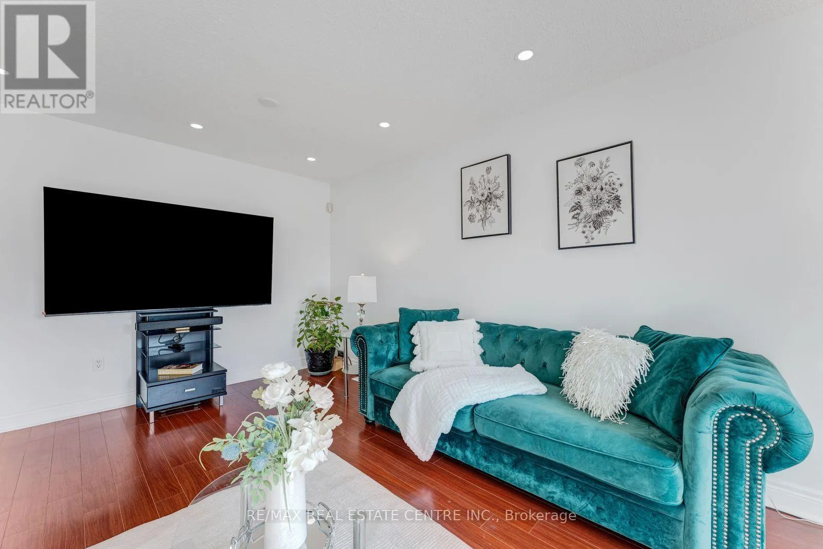 52 CRAWFORD CRESCENT