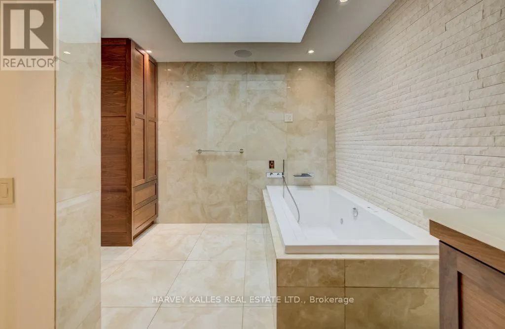 8 WESTGATE WALK