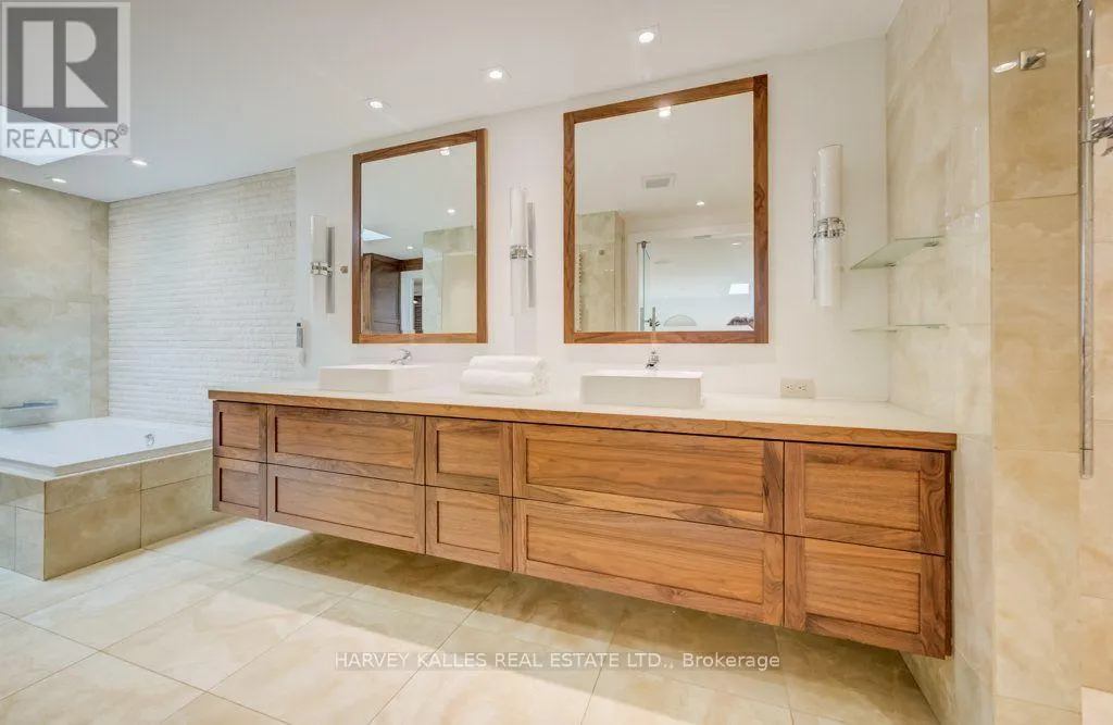 8 WESTGATE WALK