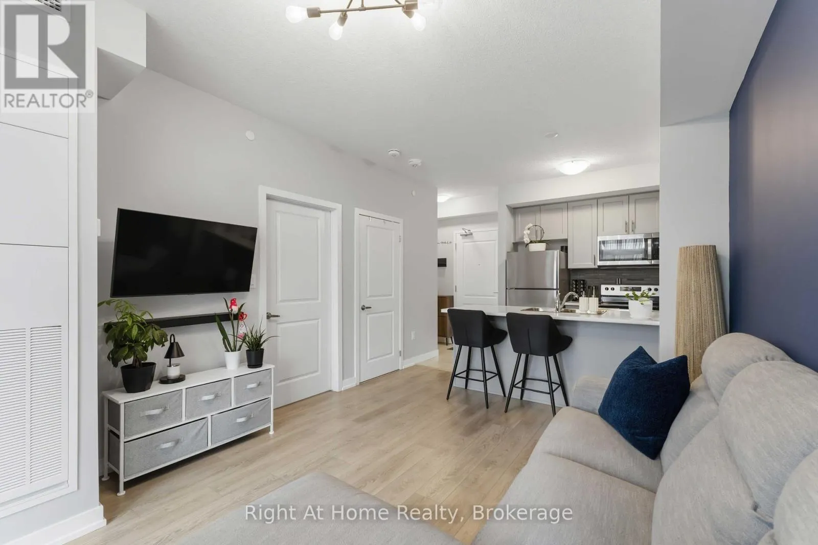 321 - 460 DUNDAS STREET E #321
