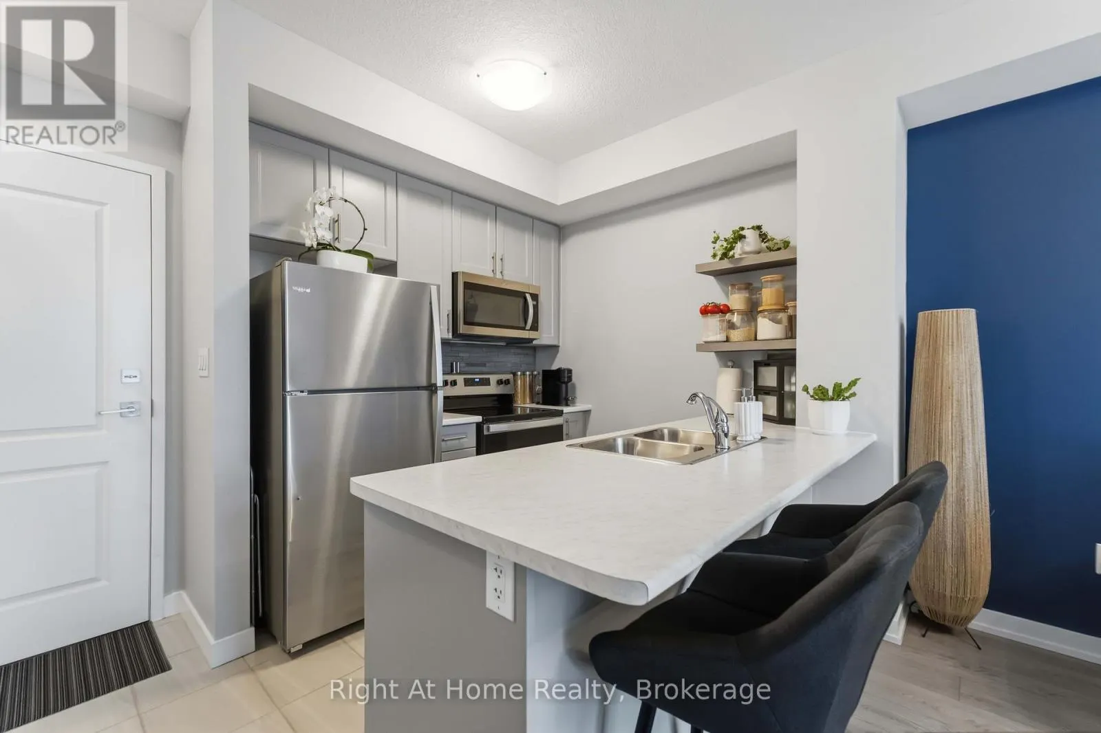 321 - 460 DUNDAS STREET E #321