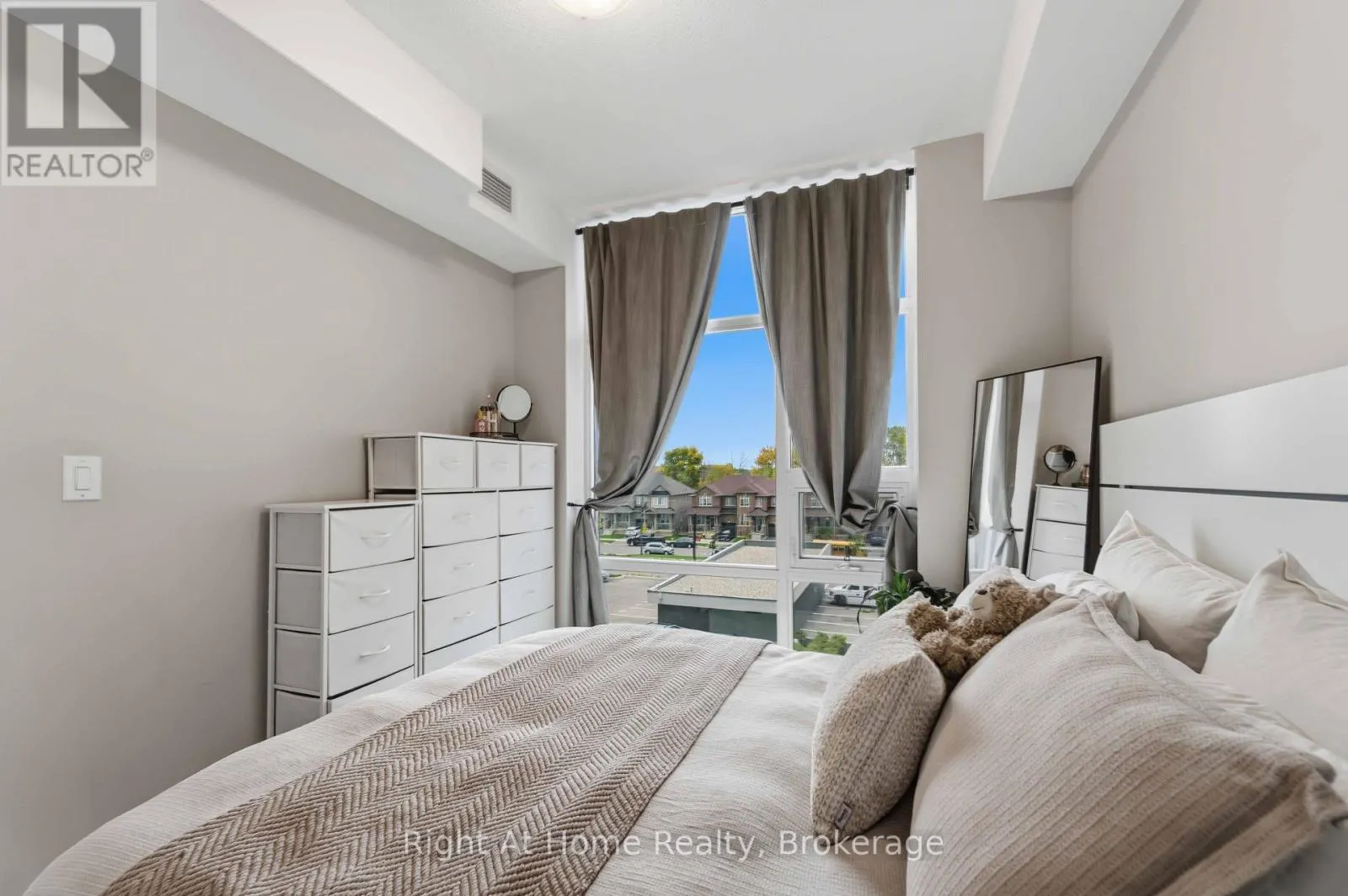 321 - 460 DUNDAS STREET E #321