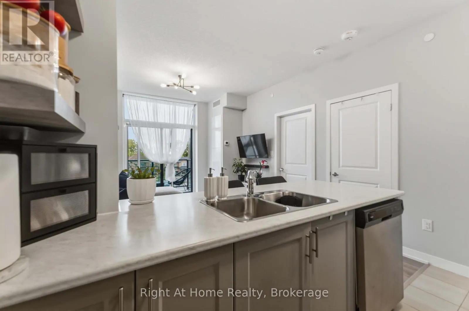 321 - 460 DUNDAS STREET E #321