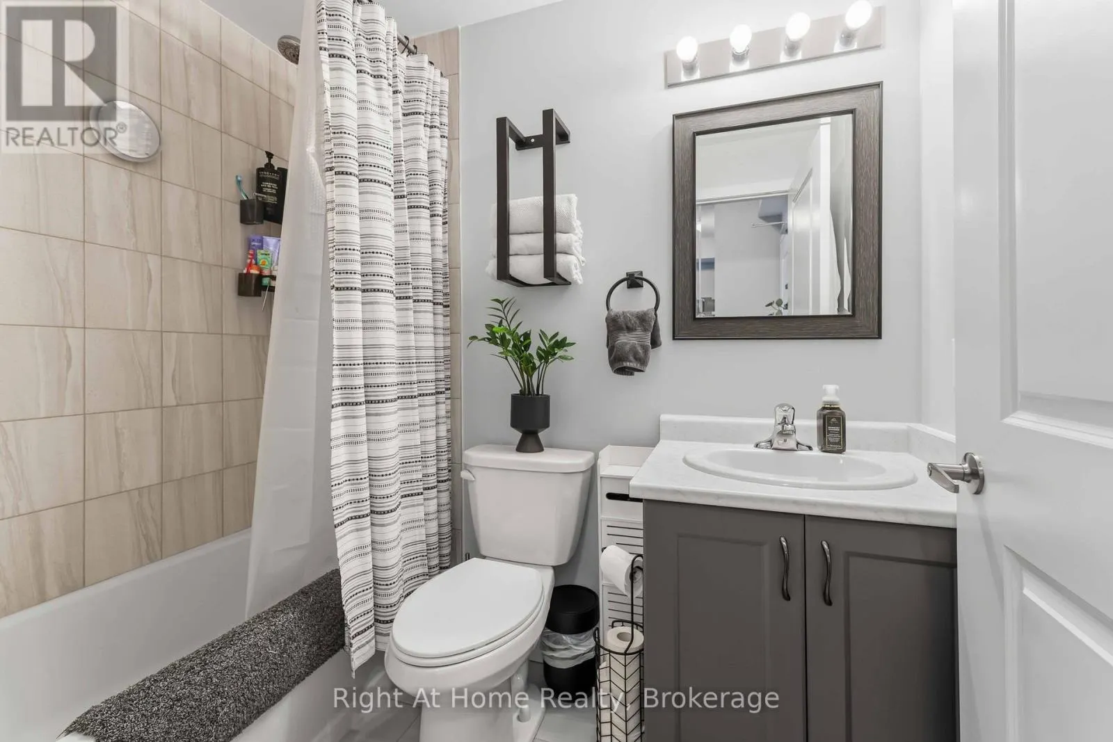 321 - 460 DUNDAS STREET E #321