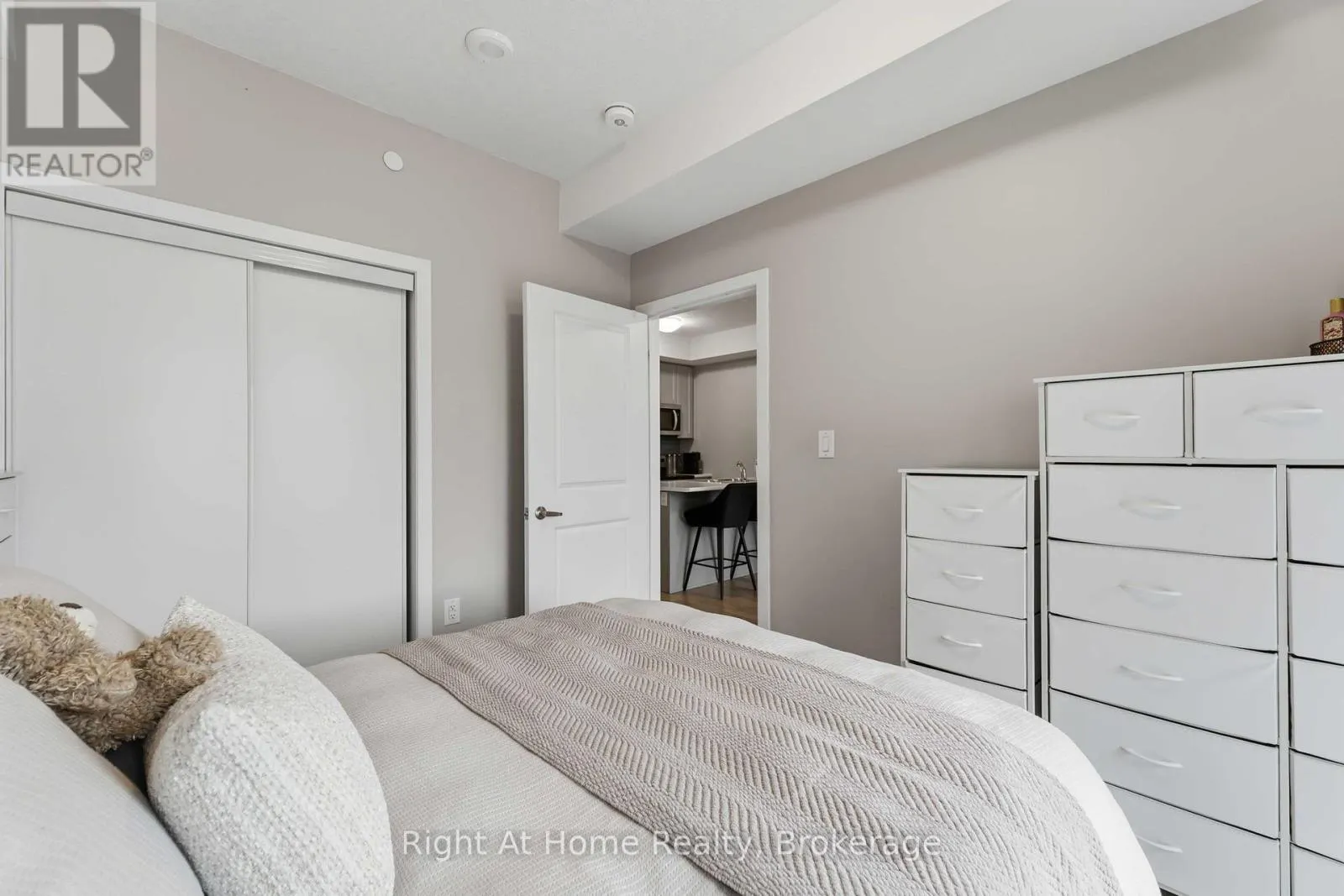321 - 460 DUNDAS STREET E #321