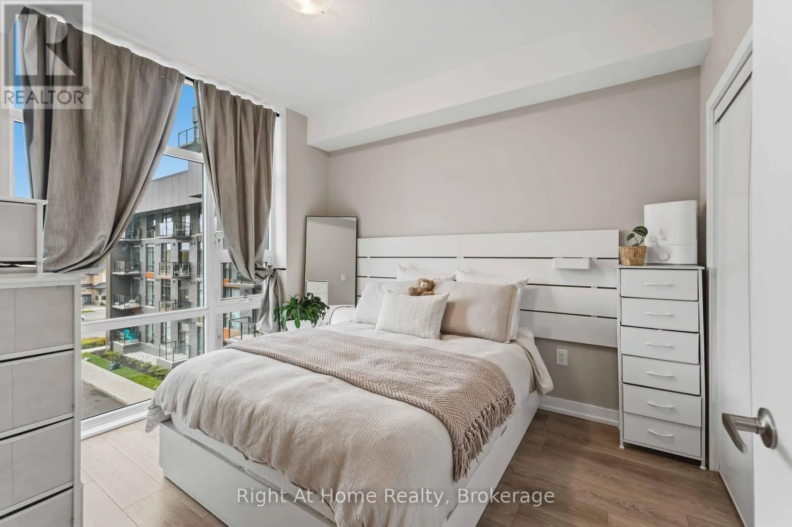 321 - 460 DUNDAS STREET E #321